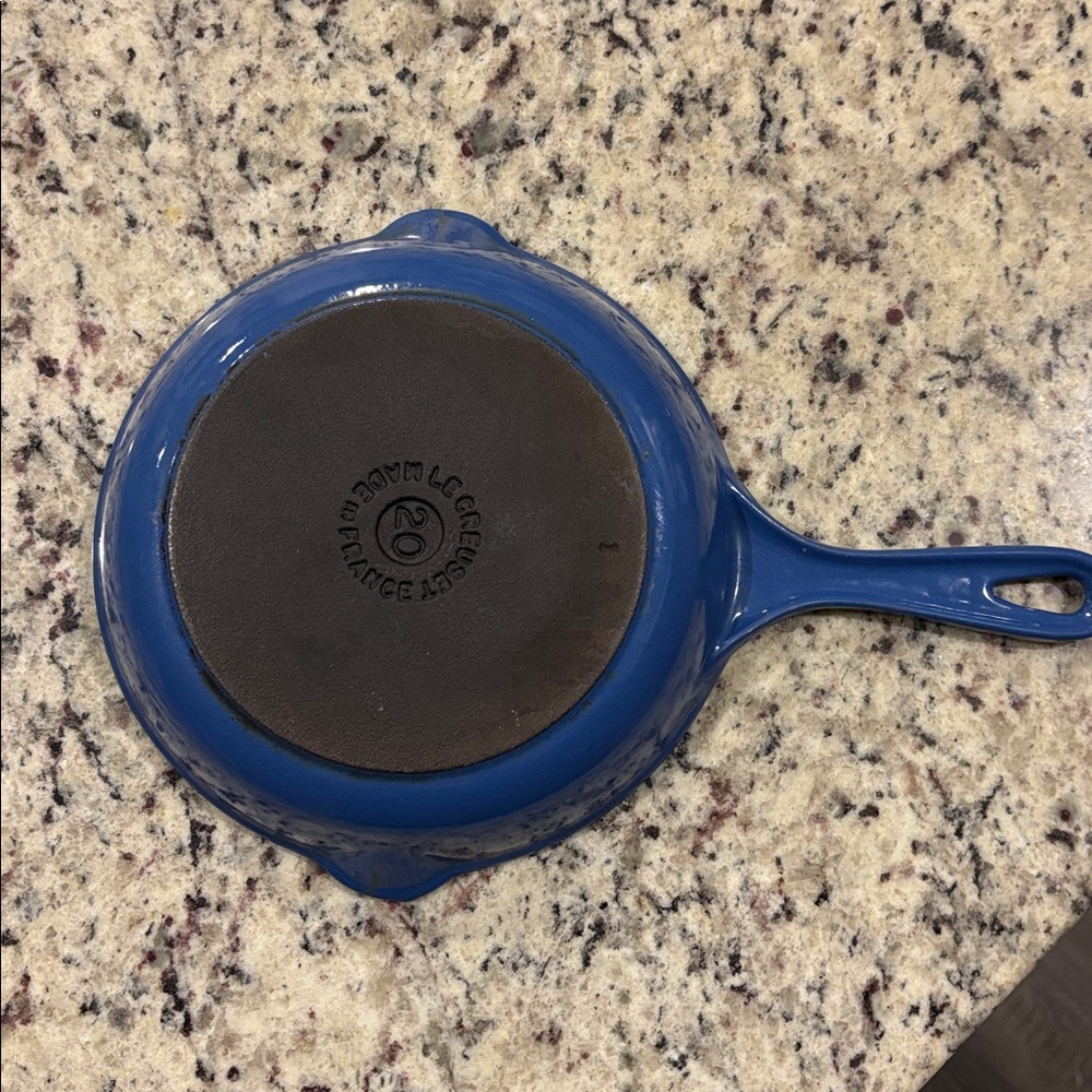 Le Creuset Glissemail Vintage Blue 7 1/2 Inch Double Spout Skillet pre-1990’s - Picture 4 of 9